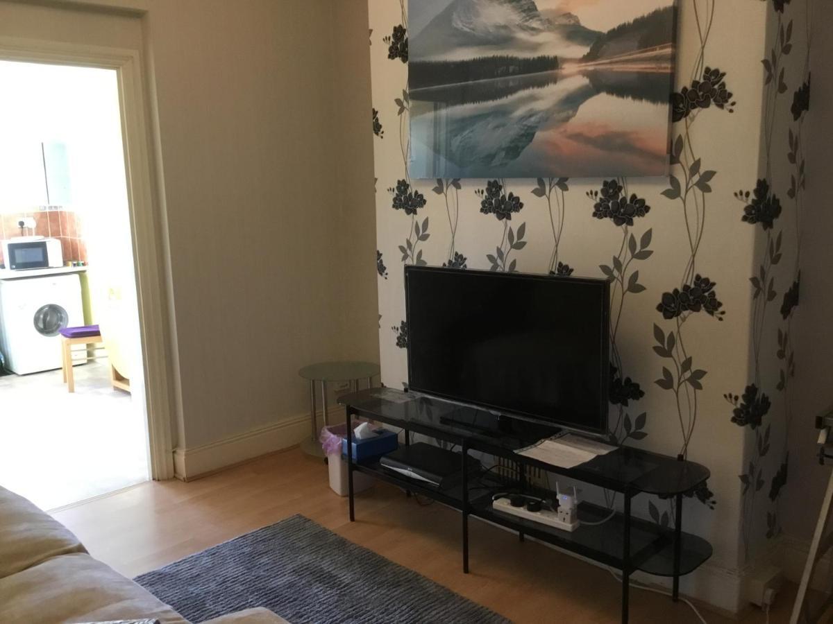 Apartment With Shared Garden And Basic Equipments Plymouth Luaran gambar